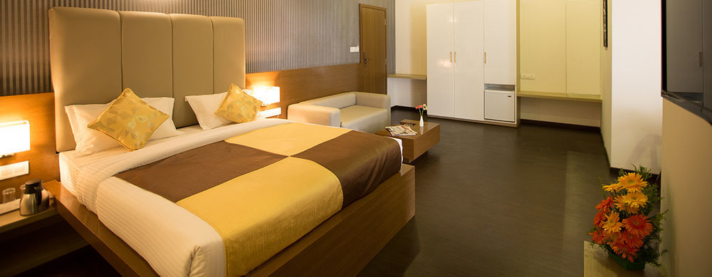 Vinaya Royal Inn Kammasandra Exteriör bild